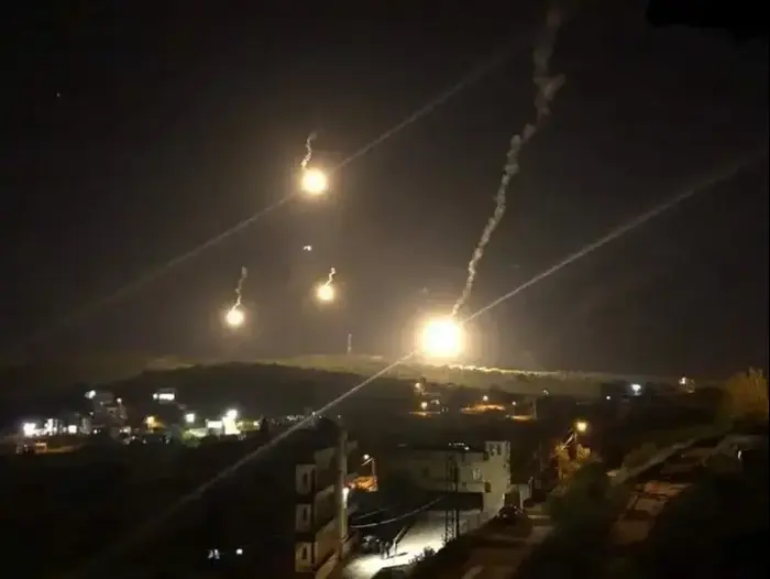 פצצות תאורה בגבול ישראל-לבנון, בעקבות קרעים בגדר. 17 באפריל 2020 (צילום מסך) פצצות תאורה בגבול ישראל-לבנון, בעקבות קרעים בגדר. 17 באפריל 2020 (צילום מסך)