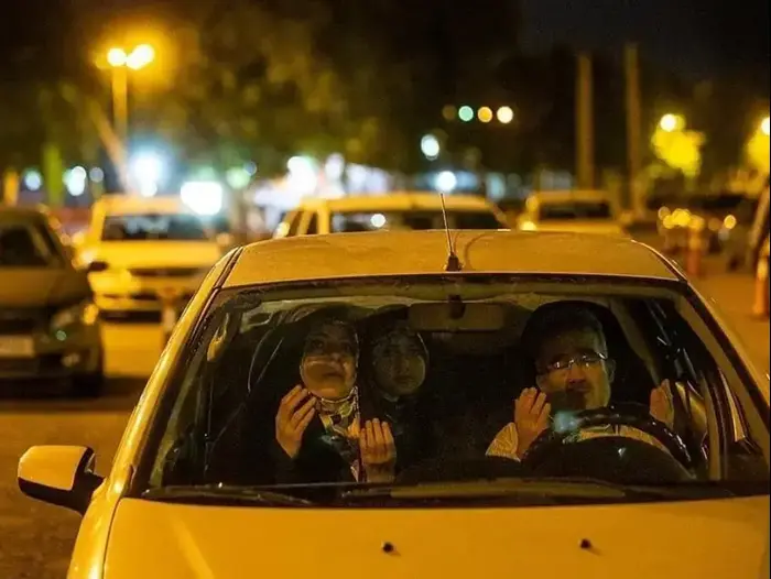 איראנים מציינים את סוף צום הרמדאן במתחם דרייב אין בעקבות הקורונה. 2 במאי 2020 (צילום מסך , ללא) איראנים מציינים את סוף צום הרמדאן במתחם דרייב אין בעקבות הקורונה. 2 במאי 2020 (צילום מסך , ללא)