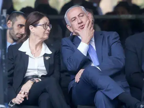 ראש הממשלה בנימין נתניהו ונשיאת בית המשפט העליון אסתר חיות. 04 במאי 2020 (פלאש 90 , מרק ישראל סלם, פלאש 90) ראש הממשלה בנימין נתניהו ונשיאת בית המשפט העליון אסתר חיות. 04 במאי 2020 (פלאש 90 , מרק ישראל סלם, פלאש 90)
