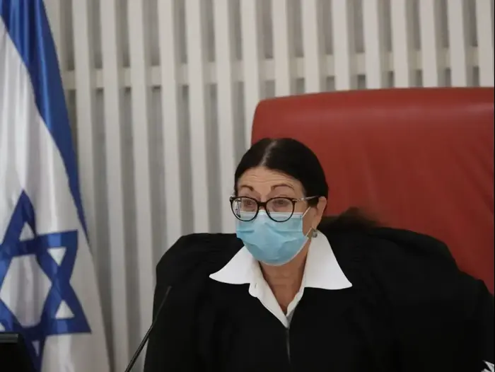 נשיאת בית המשפט העליון, אסתר חיות במהלך תדרוך בבג״׳ץ בנושא עתירה נגד ראש הממשלה בדרישה להחזרת 300 אלף דולר שקיבל ממליקובסקי 11 במאי 2020 (פלאש 90 , יונתן זינדל, פלאש 90) נשיאת בית המשפט העליון, אסתר חיות במהלך תדרוך בבג״׳ץ בנושא עתירה נגד ראש הממשלה בדרישה להחזרת 300 אלף דולר שקיבל ממליקובסקי 11 במאי 2020 (פלאש 90 , יונתן זינדל, פלאש 90)