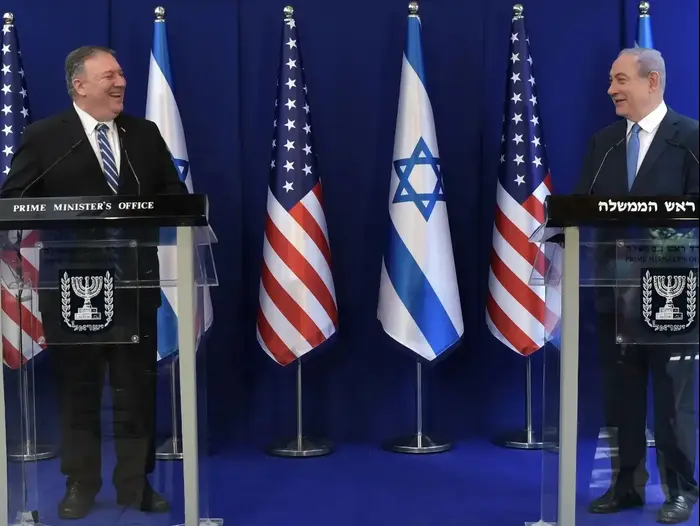 הצהרת ראש הממשלה, בנימין נתניהו ושר החוץ האמריקאי מייק פומפאו במעון רה"מ בירושלים. 13 במאי 2020 (אתר רשמי , -) הצהרת ראש הממשלה, בנימין נתניהו ושר החוץ האמריקאי מייק פומפאו במעון רה"מ בירושלים. 13 במאי 2020 (אתר רשמי , -)