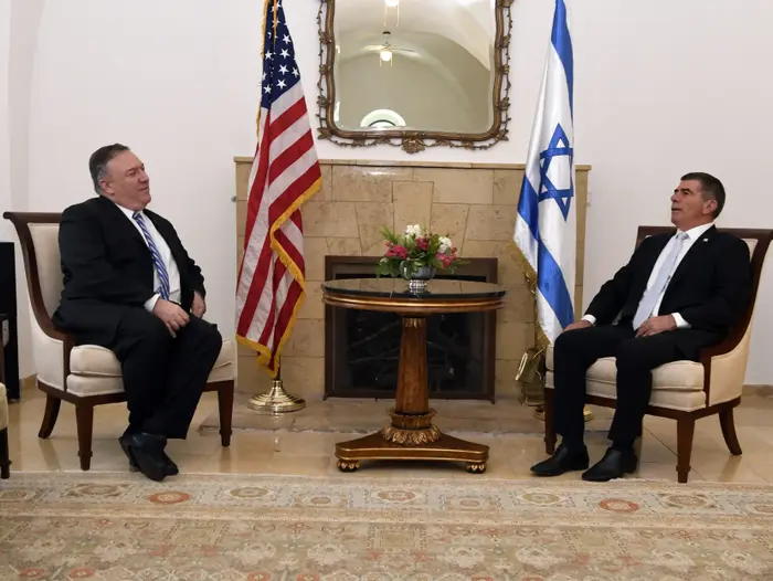 מזכיר המדינה האמריקאי מייק פומפיאו עם גבי אשכנזי, 13 במאי 2020 (אתר רשמי , זיו סוקולוב, שגרירות ארה"ב בירושלים) מזכיר המדינה האמריקאי מייק פומפיאו עם גבי אשכנזי, 13 במאי 2020 (אתר רשמי , זיו סוקולוב, שגרירות ארה"ב בירושלים)