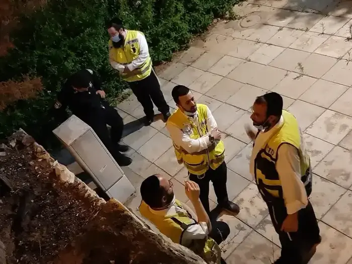 צוותי זק"א בזירת הרצח ברמת גן 16 במאי 2020 (יותם רונן) צוותי זק"א בזירת הרצח ברמת גן 16 במאי 2020 (יותם רונן)