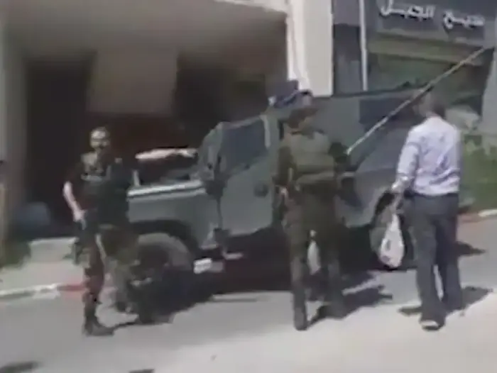 מניעת כניסת כוחות ישראליים לחברון על-ידי המנגנונים הפלסטיניים (אתר רשמי , -) מניעת כניסת כוחות ישראליים לחברון על-ידי המנגנונים הפלסטיניים (אתר רשמי , -)