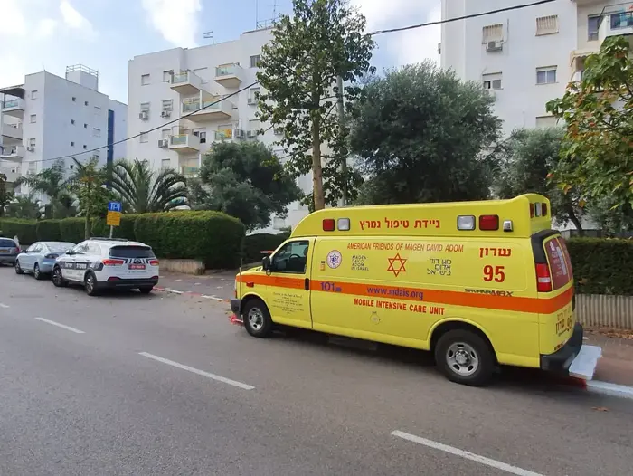 הזירה בה נמצא גבר בן 45 ללא רוח חיים בבניין ברחוב ביאליק בחדרה. 23 במאי 2020 (שלומי גבאי) הזירה בה נמצא גבר בן 45 ללא רוח חיים בבניין ברחוב ביאליק בחדרה. 23 במאי 2020 (שלומי גבאי)