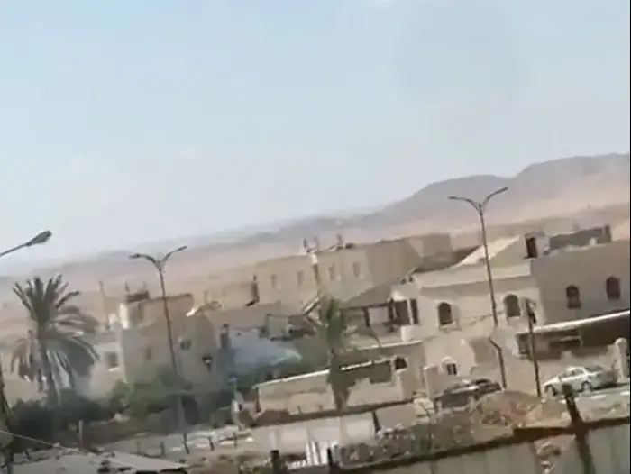 ירי זיקוקים ויידוי אבנים לעבר שוטרים בערערה שבנגב. 23 במאי 2020 (צילום מסך) ירי זיקוקים ויידוי אבנים לעבר שוטרים בערערה שבנגב. 23 במאי 2020 (צילום מסך)