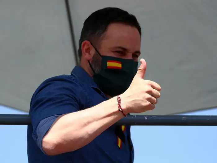 מנהיג מפלגת הווקס סנטיאגו אבסקל בהפגנת ענק נגד התמודדות הממשלה עם משבר הקורונה. מדריד, ספרד. 23 במאי 2020. (רויטרס) מנהיג מפלגת הווקס סנטיאגו אבסקל בהפגנת ענק נגד התמודדות הממשלה עם משבר הקורונה. מדריד, ספרד. 23 במאי 2020. (רויטרס)