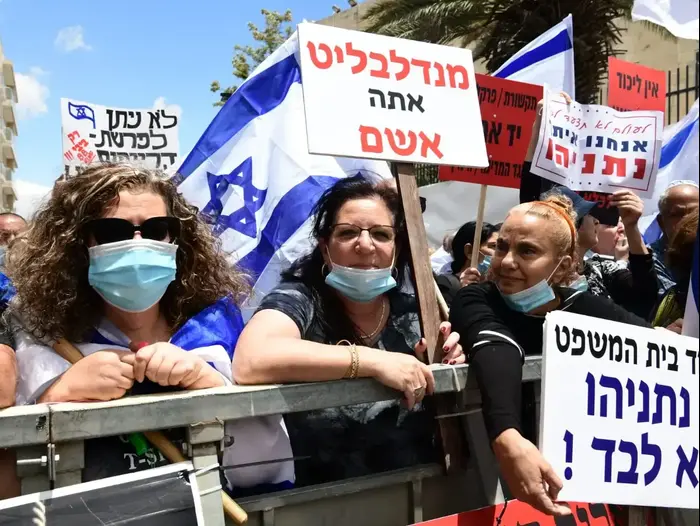 מפגינים בעד נתניהו מחוץ לבית המשפט המחוזי בירושלים לקראת משפט נתניהו, 24 במאי 2020 (ראובן קסטרו) מפגינים בעד נתניהו מחוץ לבית המשפט המחוזי בירושלים לקראת משפט נתניהו, 24 במאי 2020 (ראובן קסטרו)