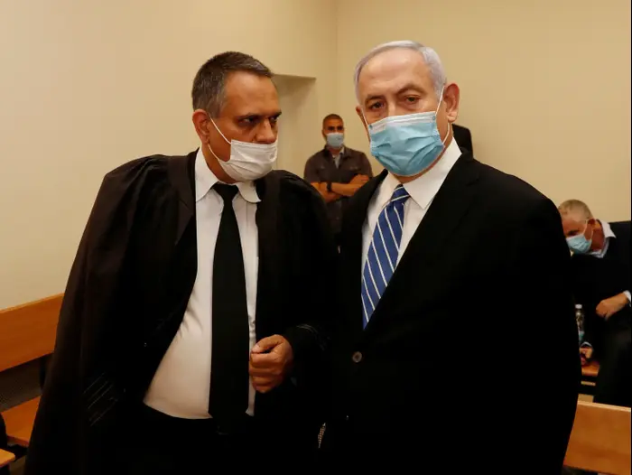 פתיחת משפטו של רה"מ, בנימין נתניהו | נתניהו בעת הגעתו לאולם הדיונים 24 במאי 2020 (רויטרס) פתיחת משפטו של רה"מ, בנימין נתניהו | נתניהו בעת הגעתו לאולם הדיונים 24 במאי 2020 (רויטרס)