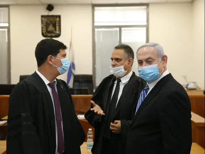 פתיחת משפטו של רה"מ, בנימין נתניהו | נתניהו בעת הגעתו לאולם הדיונים 24 במאי 2020 (אתר רשמי , עמית שאבי) פתיחת משפטו של רה"מ, בנימין נתניהו | נתניהו בעת הגעתו לאולם הדיונים 24 במאי 2020 (אתר רשמי , עמית שאבי)