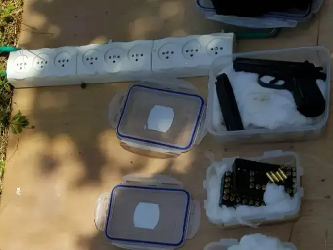 כלי הנשק והתחמושת שנמצאו בשטוח פתוח בפדרס חנה. 27 במאי 2020 (דוברות משטרת ישראל) כלי הנשק והתחמושת שנמצאו בשטוח פתוח בפדרס חנה. 27 במאי 2020 (דוברות משטרת ישראל)