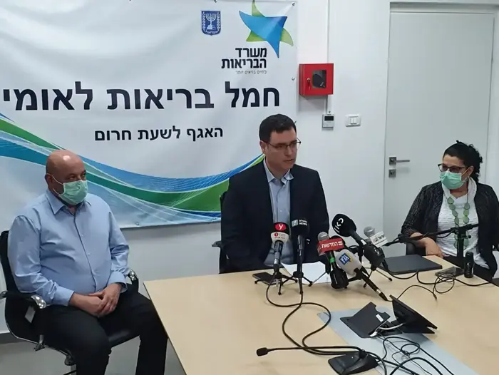 משה בר סימן טוב, איתמר גרוטו וסיגל סדצקי במסע"ת עקב עלייה בנדבקי קורונה, ת"א, 29 במאי 2020 (שלומי גבאי) משה בר סימן טוב, איתמר גרוטו וסיגל סדצקי במסע"ת עקב עלייה בנדבקי קורונה, ת"א, 29 במאי 2020 (שלומי גבאי)