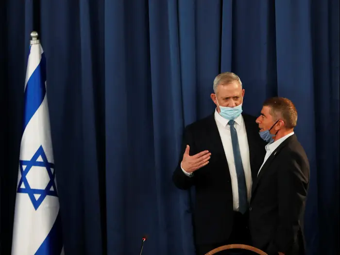 יו"ר כחול לבן בני גנץ וגבי אשכנזי ישיבת ממשלה 31 במאי 2020 (רויטרס) יו"ר כחול לבן בני גנץ וגבי אשכנזי ישיבת ממשלה 31 במאי 2020 (רויטרס)