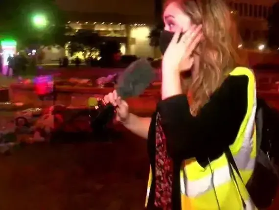 הכתבת קייטלין ראסט בהפגנה בעיר לואיוויל, קנטאקי, 30 במאי 2020 (אתר רשמי , -) הכתבת קייטלין ראסט בהפגנה בעיר לואיוויל, קנטאקי, 30 במאי 2020 (אתר רשמי , -)