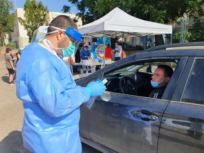 בדיקות קורונה בבית הספר התיכון הרב תחומי למדעים ואומניות ע"ש קלמן צהר, חדרה,1 ביולי 2020 (שלומי גבאי) בדיקות קורונה בבית הספר התיכון הרב תחומי למדעים ואומניות ע"ש קלמן צהר, חדרה,1 ביולי 2020 (שלומי גבאי)