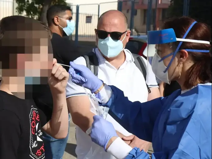 בדיקות קורונה בבית הספר התיכון הרב תחומי למדעים ואומניות ע"ש קלמן צהר, חדרה,1 ביולי 2020 (שלומי גבאי) בדיקות קורונה בבית הספר התיכון הרב תחומי למדעים ואומניות ע"ש קלמן צהר, חדרה,1 ביולי 2020 (שלומי גבאי)