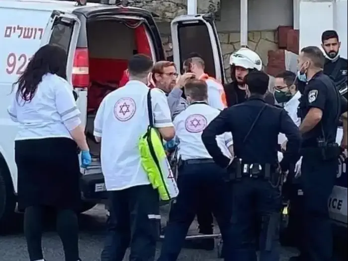 יהודה גליק מפונה לבית החולים לאחר שהוכה כשיצא מבית משפחת הצעיר שנורה למוות בירושלים 4 ביוני 2020 (אתר רשמי , -) יהודה גליק מפונה לבית החולים לאחר שהוכה כשיצא מבית משפחת הצעיר שנורה למוות בירושלים 4 ביוני 2020 (אתר רשמי , -)
