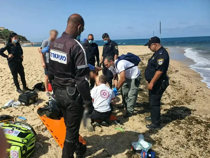 אישה בת 60 טבעה בחוף עלייה שנייה בתל אביב. 5 ביוני 2020 (מד"א , תיעוד מבצעי מד"א) אישה בת 60 טבעה בחוף עלייה שנייה בתל אביב. 5 ביוני 2020 (מד"א , תיעוד מבצעי מד"א)
