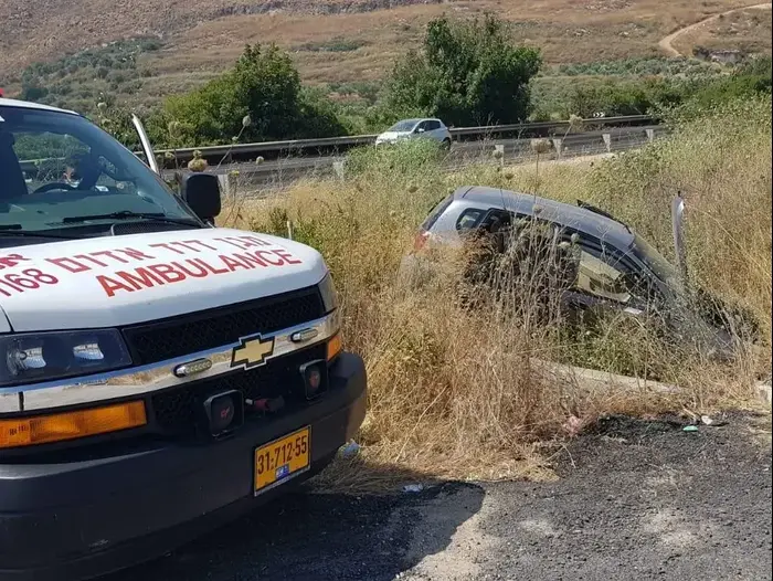 זירת התאונה בה נפצע נער בן 14 בהידרדרות רכב לתעלה סמוך לצומת כרמיאל. 29 ביוני 2020 (מד"א , תיעוד מבצעי מד"א) זירת התאונה בה נפצע נער בן 14 בהידרדרות רכב לתעלה סמוך לצומת כרמיאל. 29 ביוני 2020 (מד"א , תיעוד מבצעי מד"א)