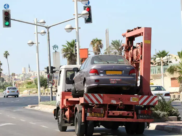 מכונית על גרר (שרון בוקוב) מכונית על גרר (שרון בוקוב)