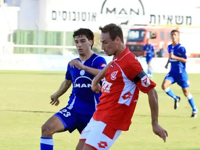 חלוץ הפועל באר שבע לאונרדו סימיוני מול מגן הפועל פתח תקוה עומרי קנדה (שרון בוקוב) חלוץ הפועל באר שבע לאונרדו סימיוני מול מגן הפועל פתח תקוה עומרי קנדה (שרון בוקוב)