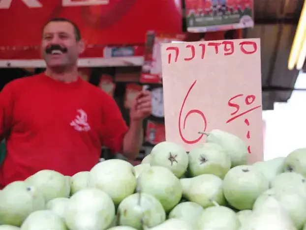 דוכן פירות אגסים בשוק הכרמל (ניב עשת כהן) דוכן פירות אגסים בשוק הכרמל (ניב עשת כהן)
