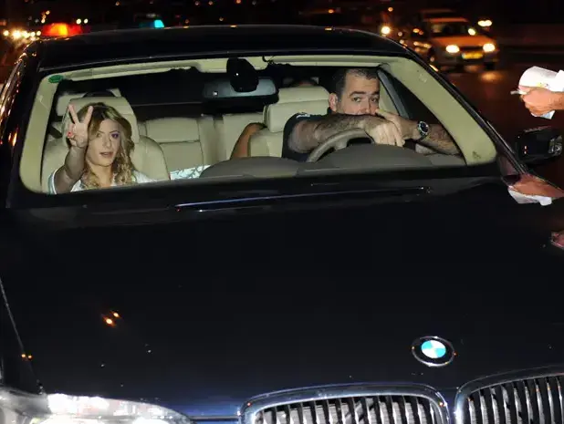 פפראצי אבי גואטה ושרית חדד מקבלים דו"ח בכביש (יוני טובלי) פפראצי אבי גואטה ושרית חדד מקבלים דו"ח בכביש (יוני טובלי)