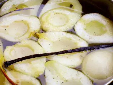 אגסים בסירופ וניל (דנה מלמד) אגסים בסירופ וניל (דנה מלמד)