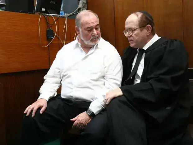 עו"ד יעקב וינרוט יחד עם אברהם הירשזון, שר האוצר לשעבר, בבית המשפט (יותם רונן)