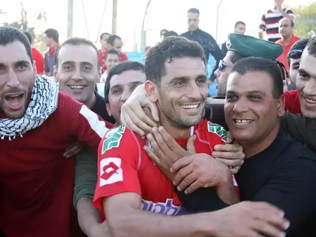 עבאס סואן עם אוהדי בני סכנין (אדריאן הרבשטיין) עבאס סואן עם אוהדי בני סכנין (אדריאן הרבשטיין)