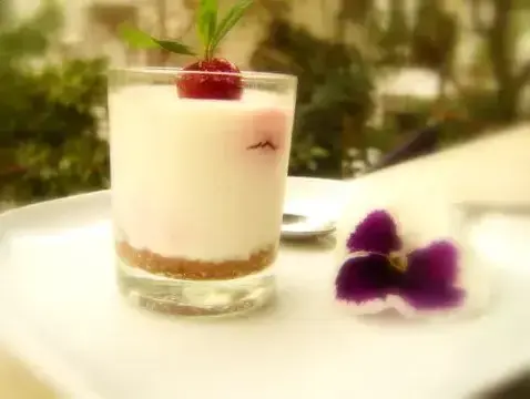 קינוח שמנת ודובדבנים קינוח שמנת ודובדבנים (דנה מלמד)