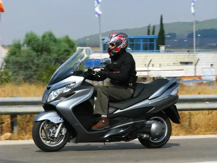 סוזוקי בורגמן במבחן השוואתי לקטנועי 400 סמ"ק (קובי ליאני) סוזוקי בורגמן במבחן השוואתי לקטנועי 400 סמ"ק (קובי ליאני)