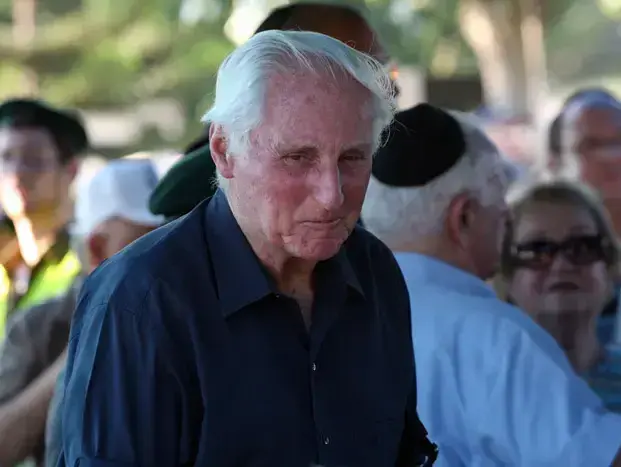 שלמה להט, הלוויתו של מאיר עמית (ניר לנדאו, מערכת וואלה!) שלמה להט, הלוויתו של מאיר עמית (ניר לנדאו, מערכת וואלה!)
