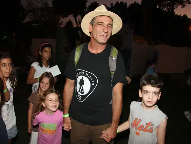 אלון אבוטבול וילדיו (אביב חופי) אלון אבוטבול וילדיו (אביב חופי)