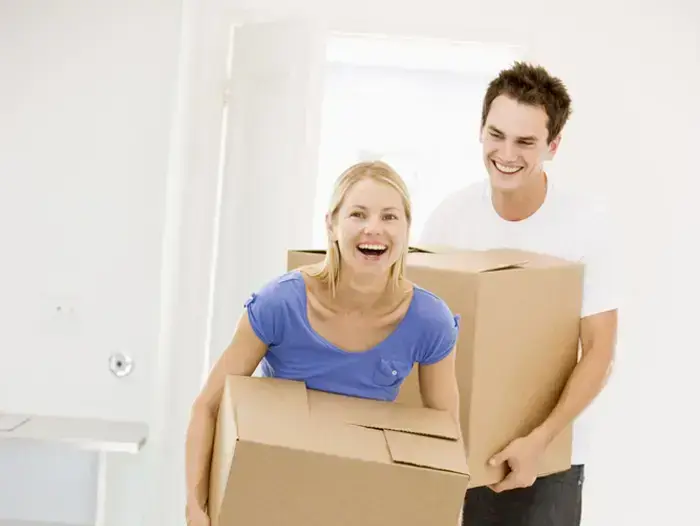 זוג עובר לדירה חדשה (ShutterStock) זוג עובר לדירה חדשה (ShutterStock)