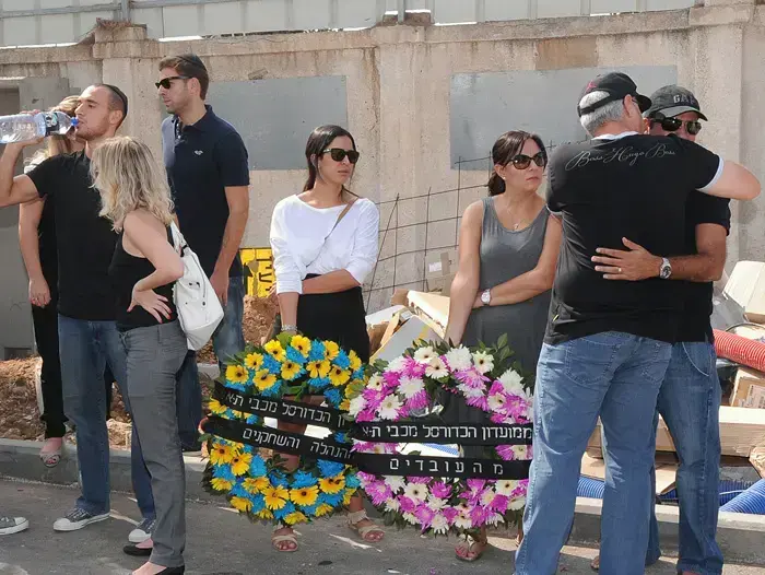 זר הפרחים של מכבי תל אביב בהלווייתו של מוני פנאן (ברני ארדוב) זר הפרחים של מכבי תל אביב בהלווייתו של מוני פנאן (ברני ארדוב)