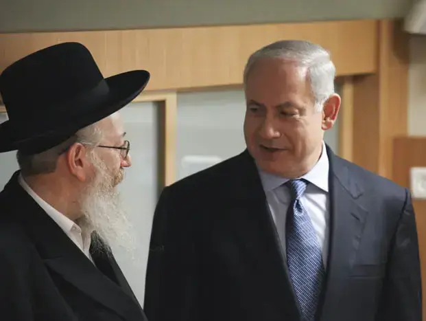 בנימין נתניהו ויעקב ליצמן מבקרים במבצע חיסונים נגד שפעת החזירים באיכילוב נובמבר 2009 (יותם רונן) בנימין נתניהו ויעקב ליצמן מבקרים במבצע חיסונים נגד שפעת החזירים באיכילוב נובמבר 2009 (יותם רונן)