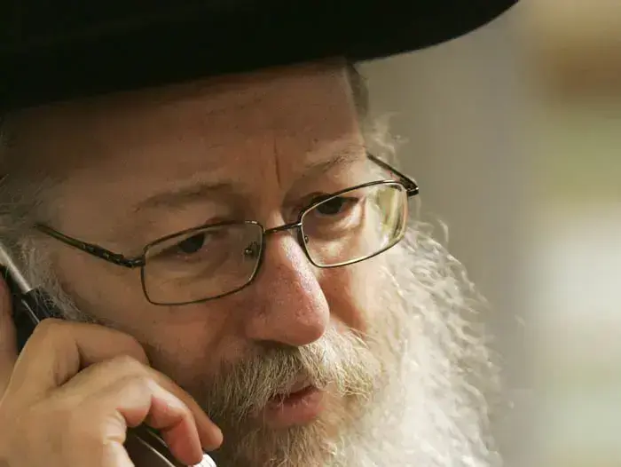 יעקב ליצמן מבקר במבצע חיסונים נגד שפעת החזירים באיכילוב נובמבר 2009 (יותם רונן) יעקב ליצמן מבקר במבצע חיסונים נגד שפעת החזירים באיכילוב נובמבר 2009 (יותם רונן)