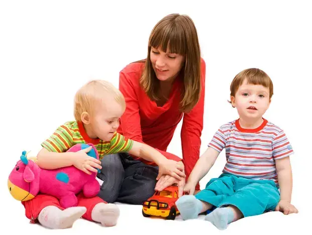 נערה משחקת עם תינוקות (ShutterStock) נערה משחקת עם תינוקות (ShutterStock)
