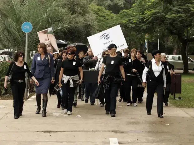 היום הבינלאומי למאבק באלימות נגד נשים.ויצו עורכת בתל אביב צעדת ארונות קבורה של נשות ויצו ועצרת גדולה ברחבת הסינמטק. (אורי לנץ) היום הבינלאומי למאבק באלימות נגד נשים.ויצו עורכת בתל אביב צעדת ארונות קבורה של נשות ויצו ועצרת גדולה ברחבת הסינמטק. (אורי לנץ)