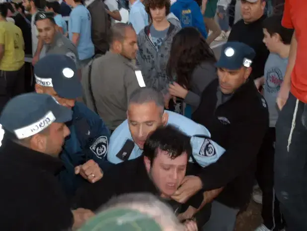 מאבק בהתנחלות צופים של מתיישיב שומרון עם כוחות הבטחון (יח"צ) מאבק בהתנחלות צופים של מתיישיב שומרון עם כוחות הבטחון (יח"צ)