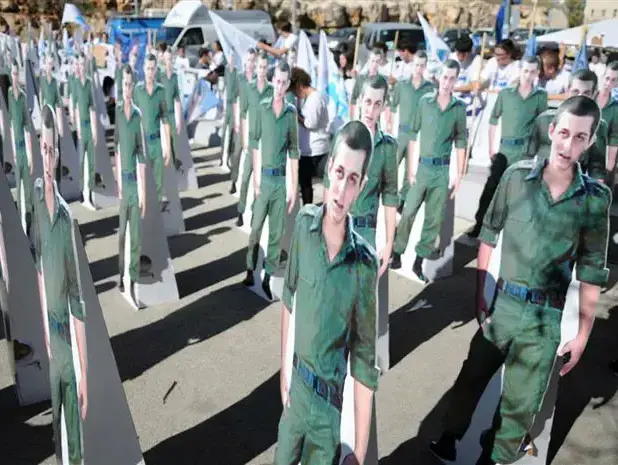 דמויות קרטון בהדמיית גלעד שליט שהוצבו היום, 21 בדצמבר 2009 , מחוץ למשרד ראש הממשלה בזמן ששבעיית השרים מתכנסת בעניינו (עומר מירון) דמויות קרטון בהדמיית גלעד שליט שהוצבו היום, 21 בדצמבר 2009 , מחוץ למשרד ראש הממשלה בזמן ששבעיית השרים מתכנסת בעניינו (עומר מירון)