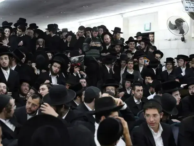 הוצאת דיבוק מגבר בישיבת השלום בירושלים ינואר 2010 (אתר רשמי , בחדרי חרדים) הוצאת דיבוק מגבר בישיבת השלום בירושלים ינואר 2010 (אתר רשמי , בחדרי חרדים)