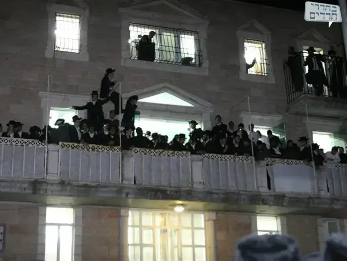 הוצאת דיבוק מגבר בישיבת השלום בירושלים ינואר 2010 (עומר מירון) הוצאת דיבוק מגבר בישיבת השלום בירושלים ינואר 2010 (עומר מירון)