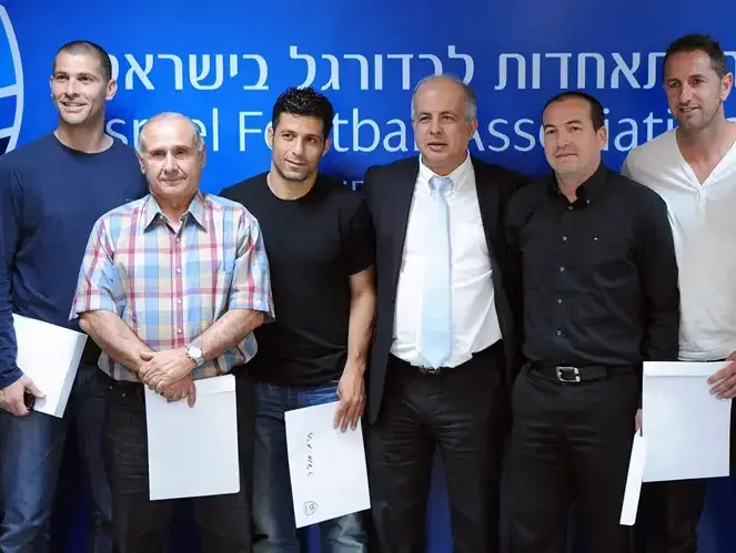 דוד אמסלם (ימין) איל ברקוביץ', יו"ר ההתאחדות אבי לוזון, אופיר חיים, ניסים בכר, אבי נמני סיום קורס מאמנים (ברני ארדוב) דוד אמסלם (ימין) איל ברקוביץ', יו"ר ההתאחדות אבי לוזון, אופיר חיים, ניסים בכר, אבי נמני סיום קורס מאמנים (ברני ארדוב)