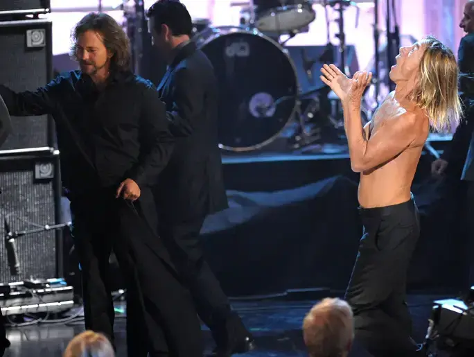 איגי פופ עם אדי ודר (GettyImages , Michael Loccisano) איגי פופ עם אדי ודר (GettyImages , Michael Loccisano)