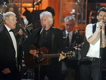 גרהאם נאש עם אלן קלארק מלהקת The Hollies (AP , Jason DeCrow) גרהאם נאש עם אלן קלארק מלהקת The Hollies (AP , Jason DeCrow)