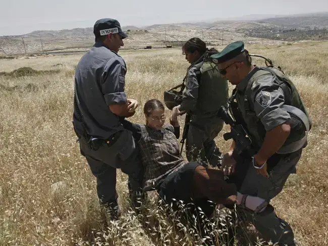 שוטרי מג"ב ומתנחלת ליד רמת מיגרון (רויטרס) שוטרי מג"ב ומתנחלת ליד רמת מיגרון (רויטרס)