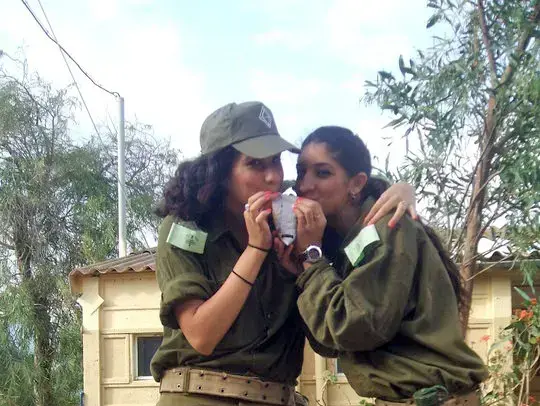 שיר שלום מספרת חוויות מהגדנ"ע (מערכת וואלה! NEWS , שיר שלום) שיר שלום מספרת חוויות מהגדנ"ע (מערכת וואלה! NEWS , שיר שלום)