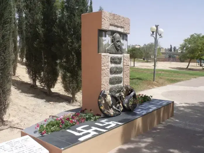צלבי קרס בדימונה מאי 2010 (יח"צ , דודו גוזלן , עיתון "השבוע החדש") צלבי קרס בדימונה מאי 2010 (יח"צ , דודו גוזלן , עיתון "השבוע החדש")